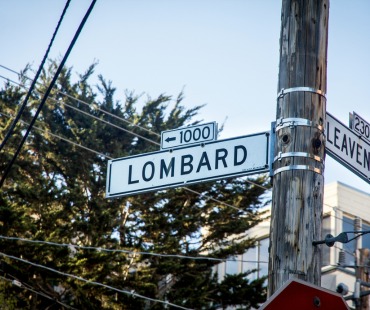 The street pole sign of Lombard Street